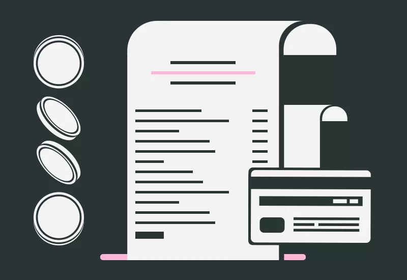 Kassenbon, Kreditkarte und fallende Münzen als Symbol für Kosten auf dunklem Hintergrund.