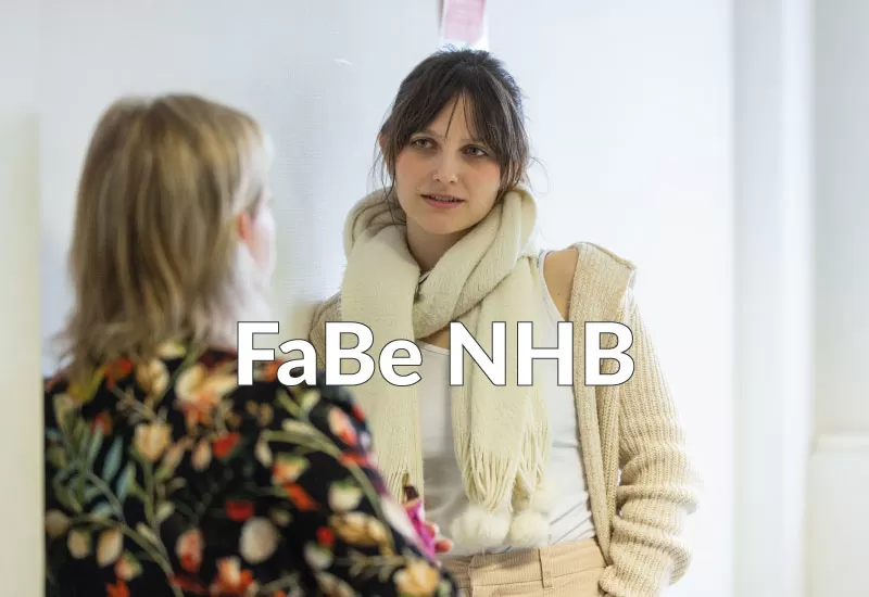 Zwei Frauen im Gespräch – Szene aus der Nachholbildung FaBe an der BFGS.