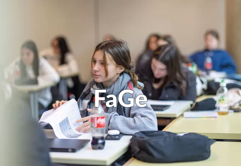 Lernende im FaGe-Unterricht der BFGS: junge Frau konzentriert mit Unterlagen.