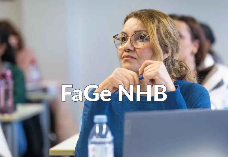 Erwachsene Teilnehmerin im Unterricht – aufmerksam und konzentriert bei der Sache.